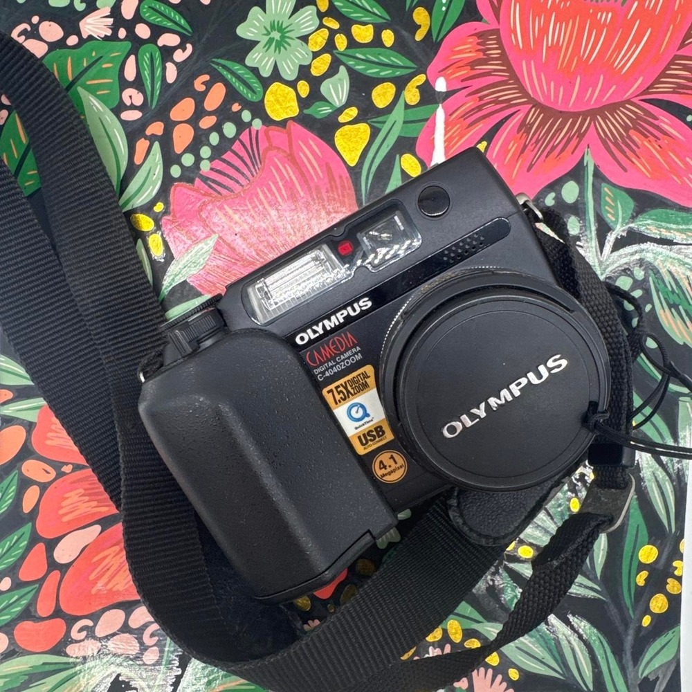 Olympus Camedia‎ C-4040 Zoom Digital Camera – Compact Point-and-Shoot Camera